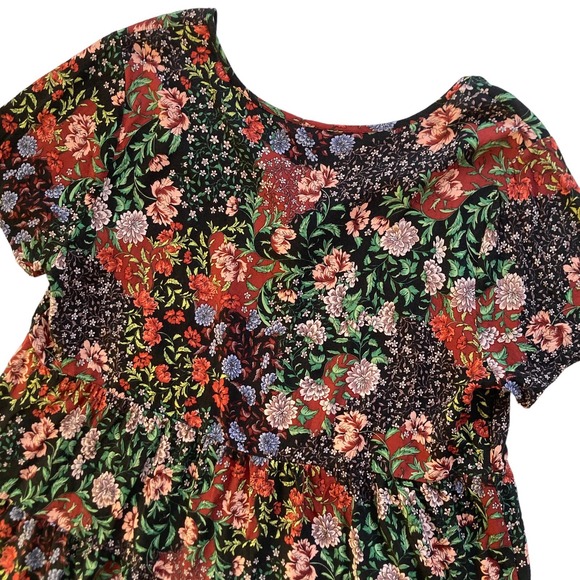Torrid Tiered Ruffle Hem Dark Floral Print Blouse Size 0 - Picture 5 of 7